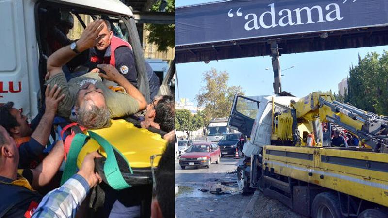 Adana'da vinç, üst geçidin ayağına çarptı