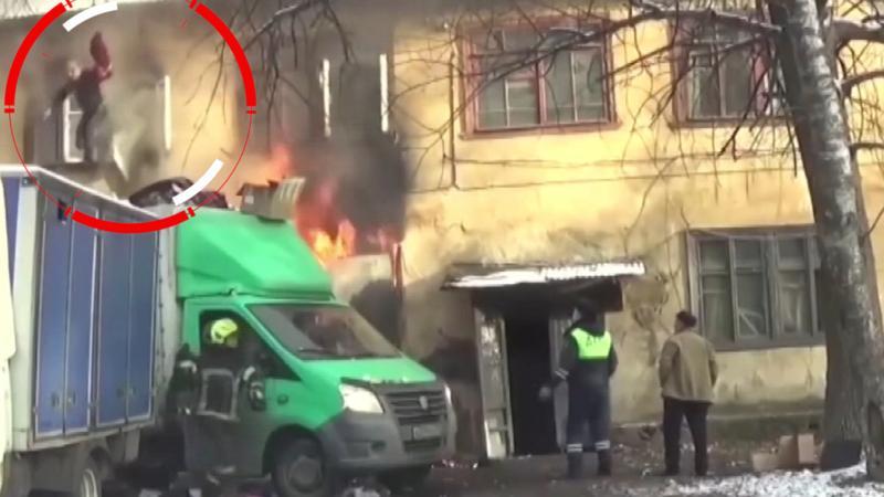 Trafik polisinin getirdiği kamyonetle yangından kurtuldular