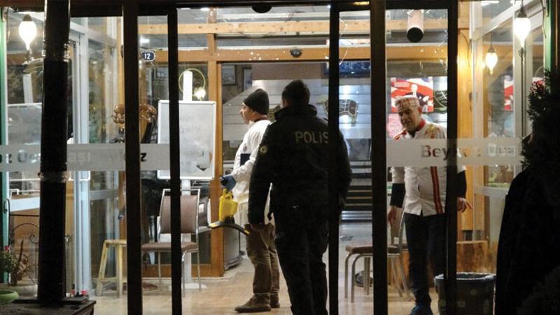 Lokanta çalışanı cinnet getirdi, personel ve müşterilere saldırdı