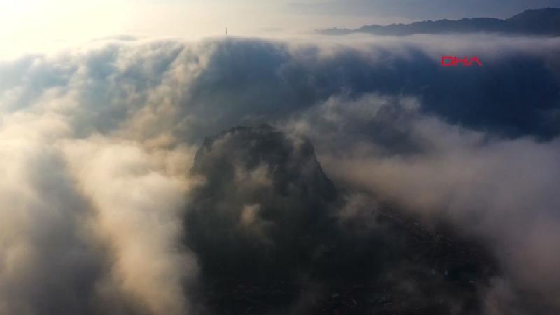 Sisli havada Karahisar Kalesi manzarası büyüledi