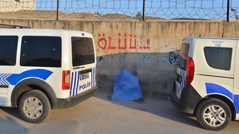 'Ölü' yazan duvarın önünde ölü bulundu