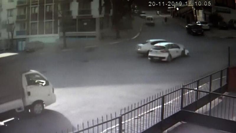 Kavşaktan hızlı geçen araç otomobile böyle çarptı