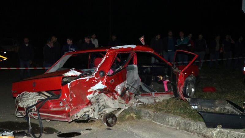 Otomobille kamyonet çarpıştı: Ölü ve yaralılar var
