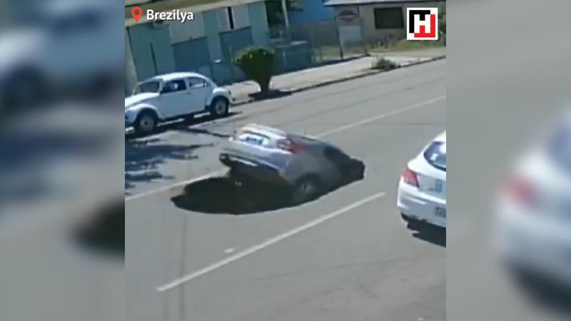Kamyon yolu çökertti, arkadan gelen otomobil çukura düştü