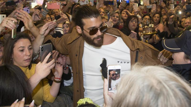 Can Yaman, İspanya'da izdihama neden olmuştu! O iddialar yeniden gündeme geldi...