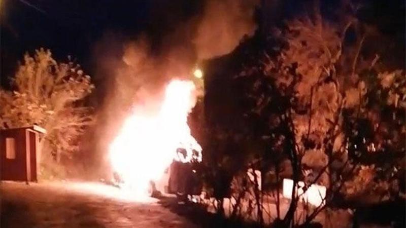 Şoför ile 12 liselinin bulunduğu minibüs alev topuna döndü