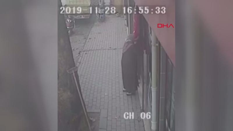 Türk bayrağını öpen yaşlı kadın duygulandırdı