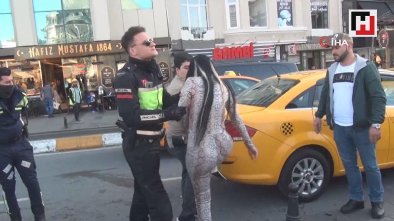 Alkollü kadın Taksim’i birbirine kattı
