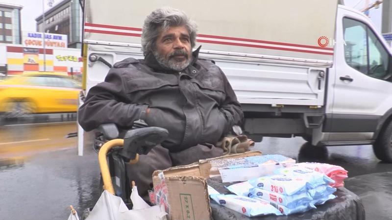 54 yaşındaki engelli, mendil satarak hayatını kazanıyor