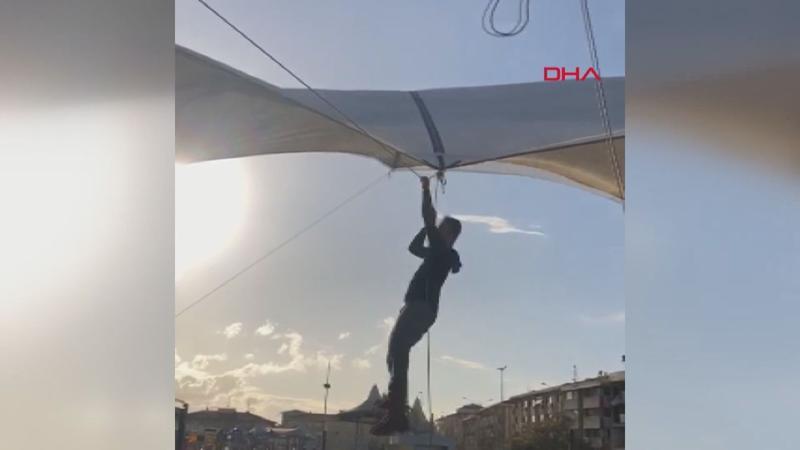 Şiddetli fırtına, çadır kuran pazarcıyı uçurdu