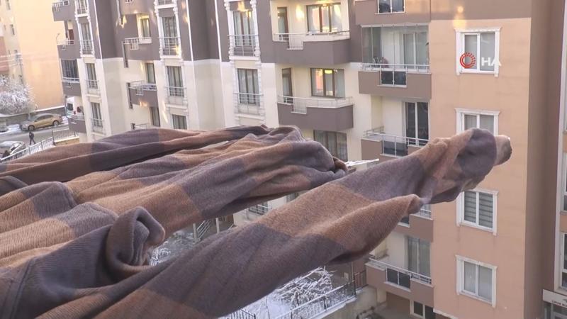 Araç kapıları ve elbiseler buz tuttu