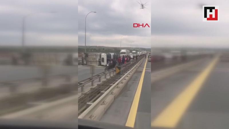 Büyükçekmece TEM'de tır devrildi yol kapandı