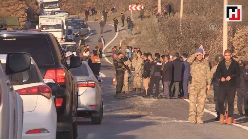 Tunceli'de askeri araç devrildi: Yaralılar var
