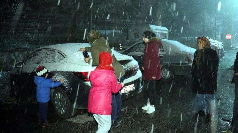 İstanbul'un yanı başında kar yağışı başladı
