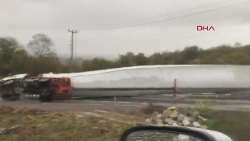 Dev türbin kanadını taşıyan TIR devrildi