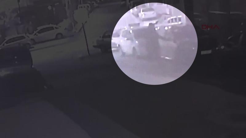 Park halindeki otomobile zarar verdi, kamera görüntüledi