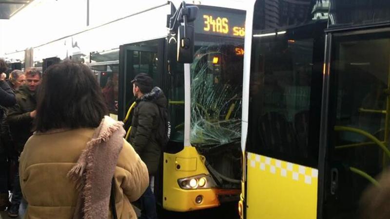 Fikirtepe metrobüs durağında iki metrobüs birbirine girdi