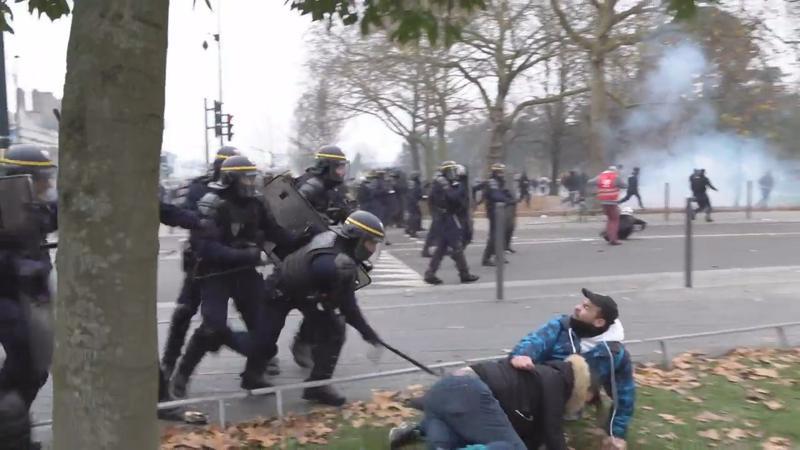 Fransa'da polis eylemcilere tazyikli su ve biber gazı ile müdahale etti