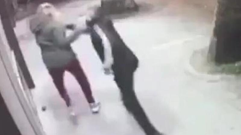 Genç kız, sokak ortasında dövüldü