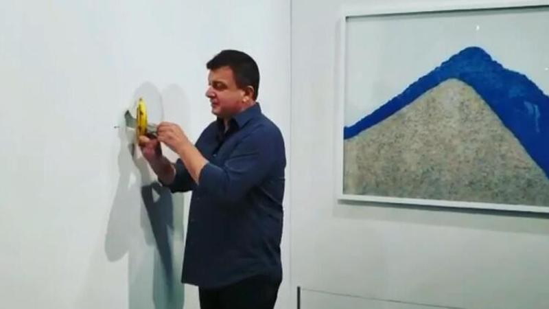 120 bin dolara satılan 'sanat eseri'ndeki muzu yedi