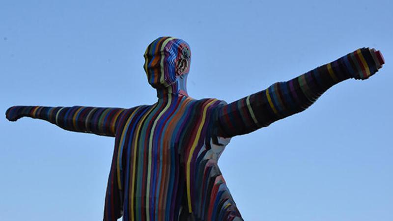 Renkli Atatürk heykelini yapan sanatçı konuştu