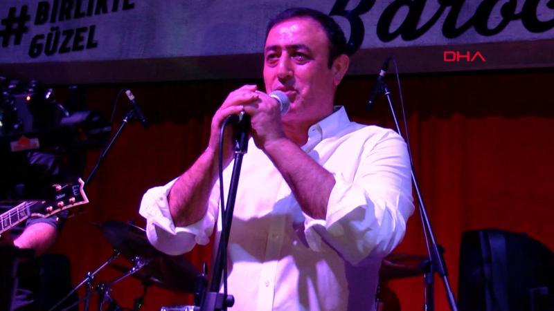 Türkücü Mahmut Tuncer yardım konserinde rock söyledi