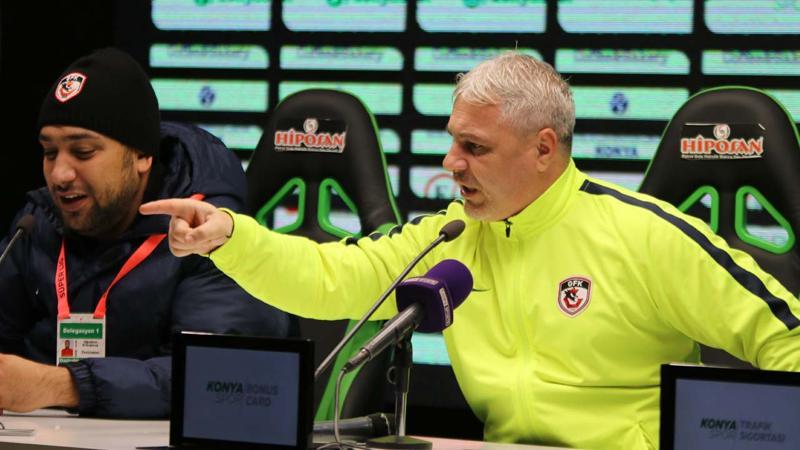 Sumudica basın toplantısında çıldırdı!
