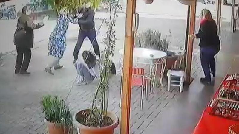 Kızlarını dövmekle suçladığı kız öğrencileri böyle kovaladı