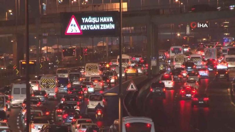 İstanbul’da yağış trafiği olumsuz etkiledi