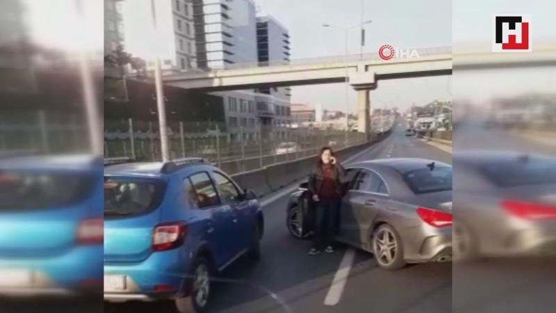 Lüks otomobiliyle otobüsün önünü kesip yolu kapattı