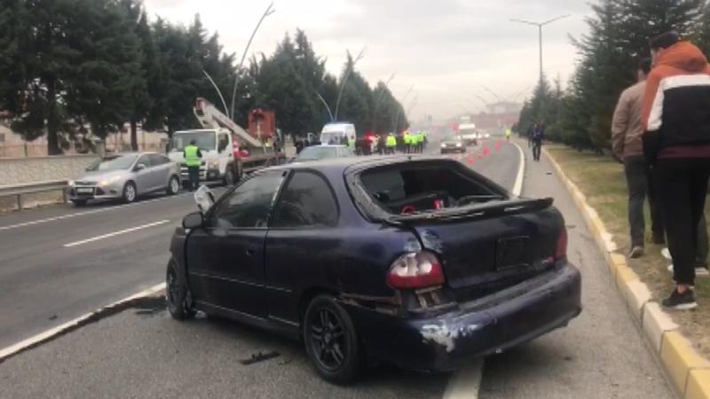 Otomobil durakta bekleyen yolculara çarptı
