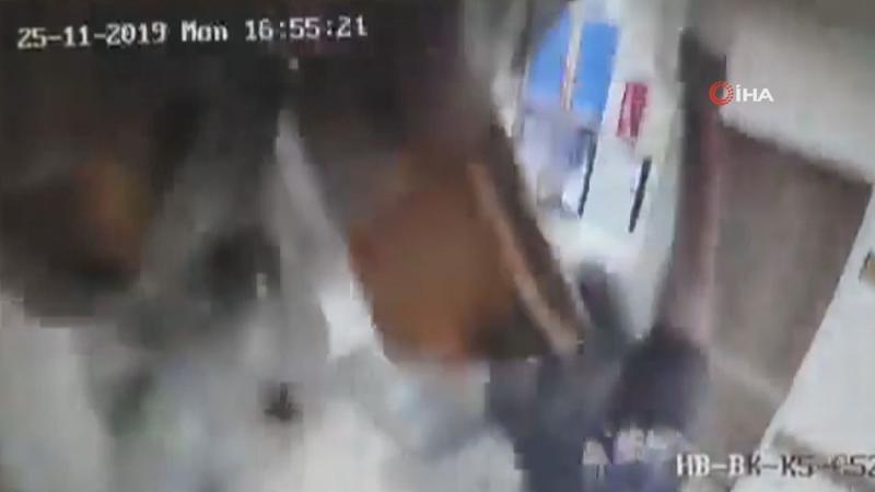 Hastanede çalışan teknisyen bir anda tavandan düştü