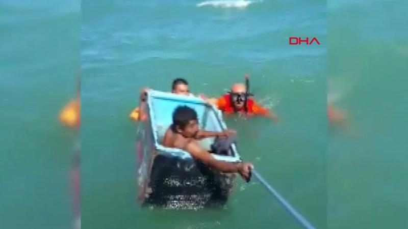 Teknesi batan balıkçıları 'buzdolabı' kurtardı