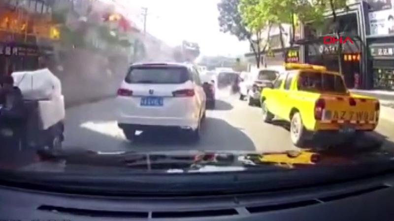 Çin'de mağazada patlama anı araç kamerasında