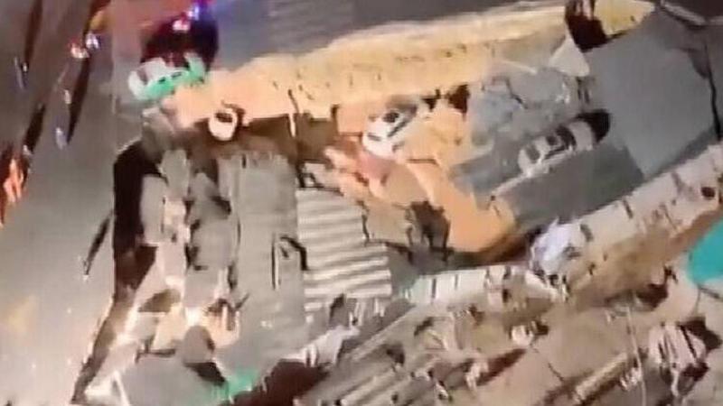 Çin’de yol çöktü, 3 otomobil çukura düştü