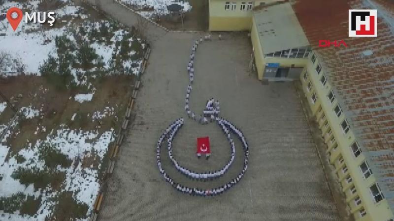 Muşlu öğrencilerden ay yıldızlı koreografi