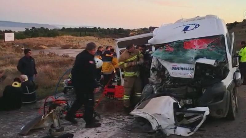 İşçileri taşıyan minibüs ile vinç çarpıştı: 12 yaralı