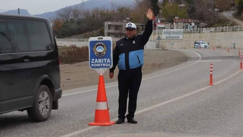 İlçeye giren araçlardan para alan belediye işlemi durdurdu