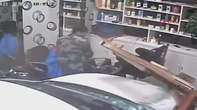 Acemi sürücü berber dükkanına daldı