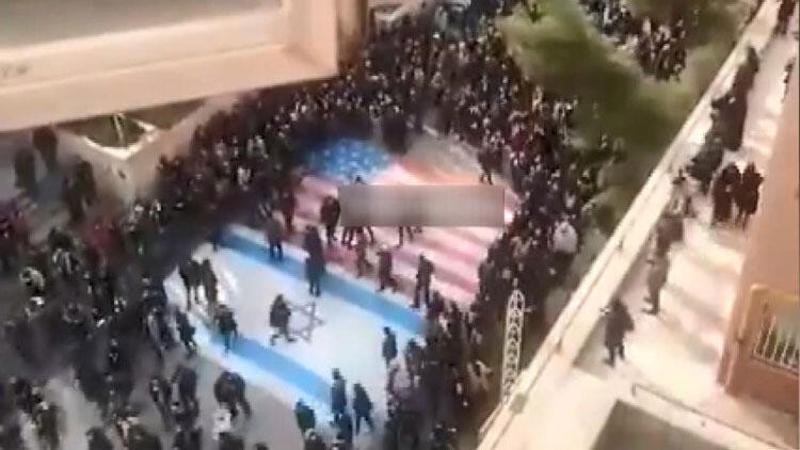 Protestocular ABD ve İsrail bayraklarına basmadan geçti
