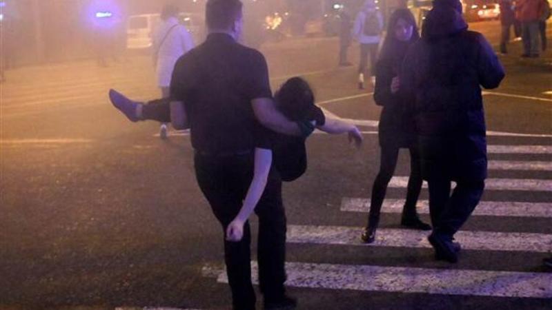 Kiev'de sıcak su borusu patladı, AVM'yi su bastı