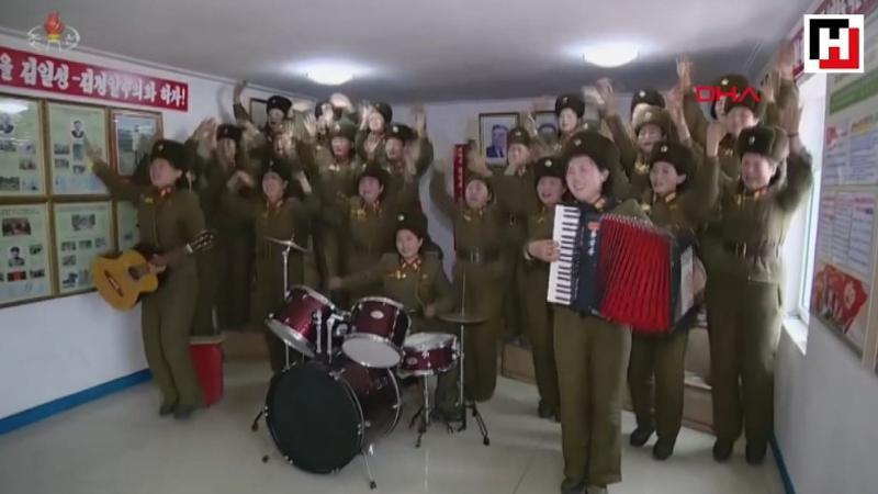 Kadın askerler Kim Jong-un için şarkı söyledi