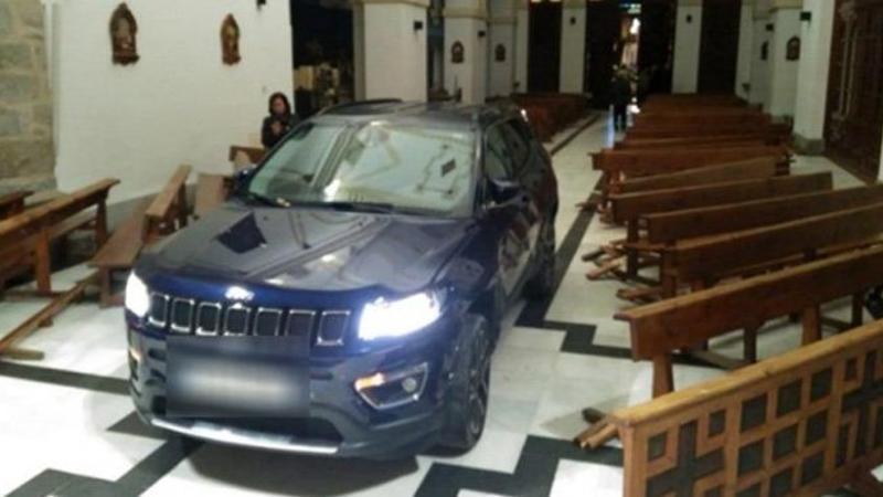 Otomobiliyle kiliseye daldı: Şeytandan kaçtım