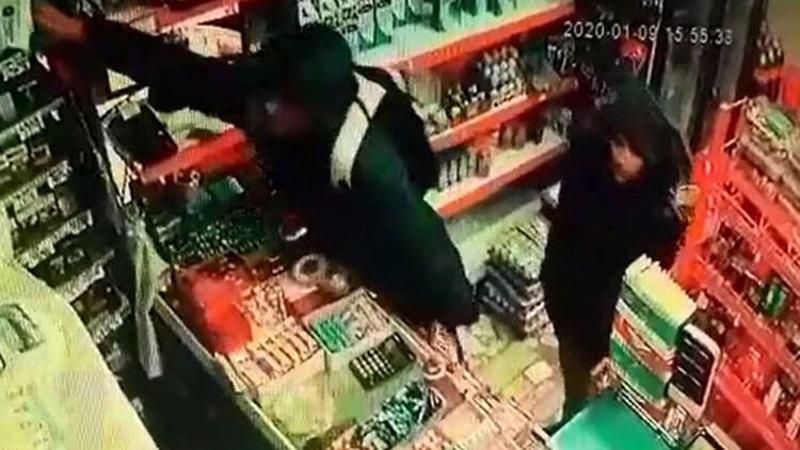 Sultangazi'de şapka ve sigara çalan şüpheliler kamerada