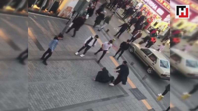Pendik’te sokak ortasında tekmeli yumruklu kavga kamerada