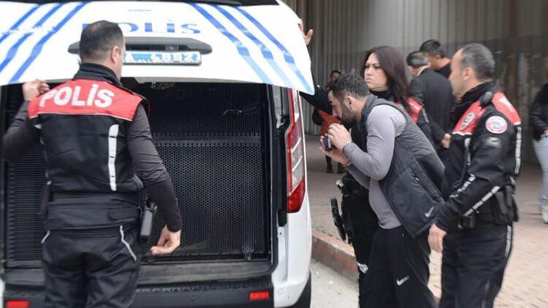 Kovalamacada durduruldu, otomobilinde polis telsizi ve tabanca bulundu