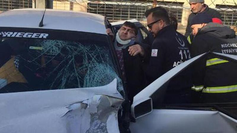 Kazada otomobilde sıkışan sürücüyü itfaiye, yaralı kurtardı