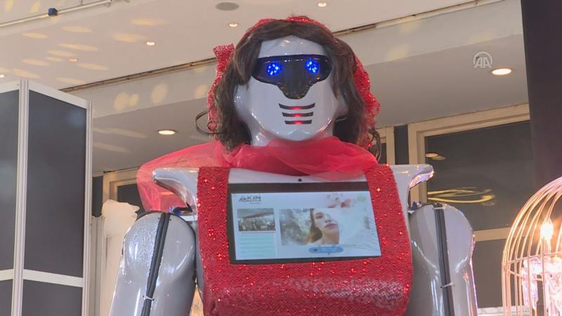 Evlilik fuarının gözdesi 'kınacı robotlar'