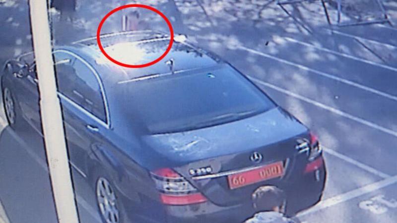 Valilik makam aracındaki Türk bayrağını öpüp alnına koydu