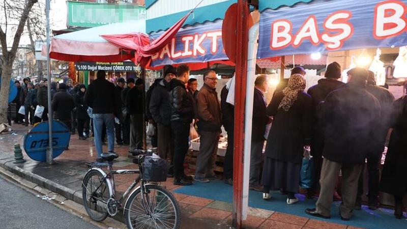 Hamsinin kilosu 5 TL'ye düşünce, balıkçılarda uzun kuyruklar oluştu